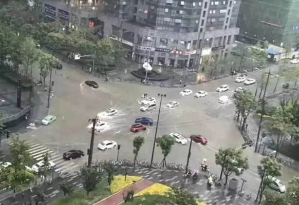 四川成都暴雨最新消息今天，多区域积水严重，交通受阻，市民需注意防范